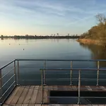 Modernes Festliegendes Hausboot Mit Grosszuegiger Dachterrasse Und Ruderboot Bateau-hôtel