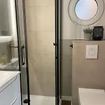 Bateau-hôtel Modernes Festliegendes Hausboot Mit Grosszuegiger Dachterrasse Und Ruderboot Röbel