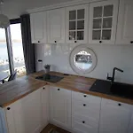 Modernes Festliegendes Hausboot Mit Grosszuegiger Dachterrasse Und Ruderboot Bateau-hôtel