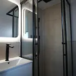 Modernes Festliegendes Hausboot Mit Grosszuegiger Dachterrasse Und Ruderboot Bateau-hôtel