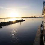 Modernes Festliegendes Hausboot Mit Grosszuegiger Dachterrasse Und Ruderboot