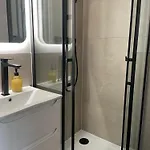 Modernes Festliegendes Hausboot Mit Grosszuegiger Dachterrasse Und Ruderboot Bateau-hôtel *