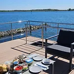 Bateau-hôtel Modernes Festliegendes Hausboot Mit Grosszuegiger Dachterrasse Und Ruderboot Röbel