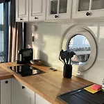Modernes Festliegendes Hausboot Mit Grosszuegiger Dachterrasse Und Ruderboot Röbel