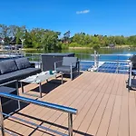Modernes Festliegendes Hausboot Mit Grosszuegiger Dachterrasse Und Ruderboot