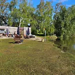 Modernes Festliegendes Hausboot Mit Grosszuegiger Dachterrasse Und Ruderboot