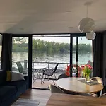 Modernes Festliegendes Hausboot Mit Grosszuegiger Dachterrasse Und Ruderboot Röbel