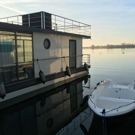 Modernes Festliegendes Hausboot Mit Grosszuegiger Dachterrasse Und Ruderboot