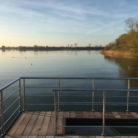 Modernes Festliegendes Hausboot Mit Grosszuegiger Dachterrasse Und Ruderboot Botel