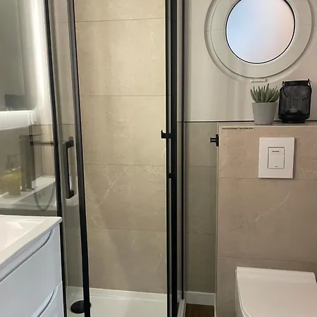 Hotel na wodzie Modernes Festliegendes Hausboot Mit Grosszuegiger Dachterrasse Und Ruderboot Röbel