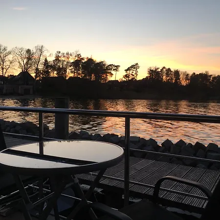 Modernes Festliegendes Hausboot Mit Grosszuegiger Dachterrasse Und Ruderboot