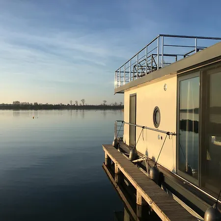 Modernes Festliegendes Hausboot Mit Grosszuegiger Dachterrasse Und Ruderboot Röbel