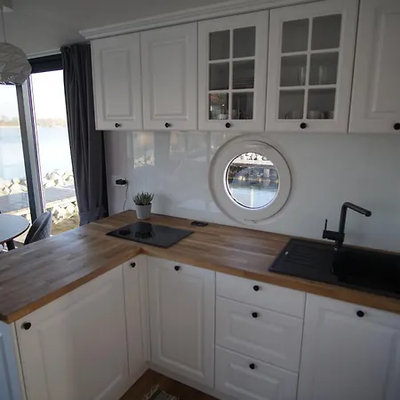 Modernes Festliegendes Hausboot Mit Grosszuegiger Dachterrasse Und Ruderboot بوتيل