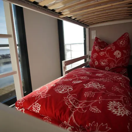 Modernes Festliegendes Hausboot Mit Grosszuegiger Dachterrasse Und Ruderboot Botel