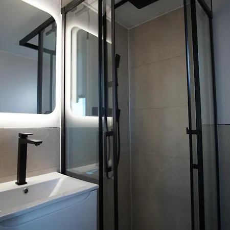 Modernes Festliegendes Hausboot Mit Grosszuegiger Dachterrasse Und Ruderboot Hotel na wodzie