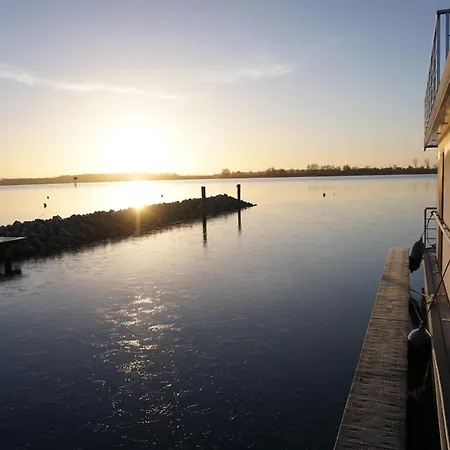 Modernes Festliegendes Hausboot Mit Grosszuegiger Dachterrasse Und Ruderboot
