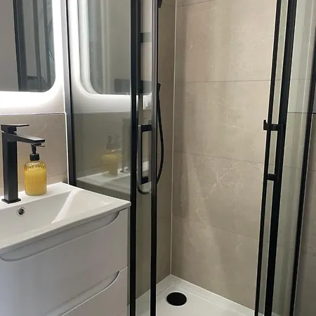 Modernes Festliegendes Hausboot Mit Grosszuegiger Dachterrasse Und Ruderboot Hotel na wodzie *