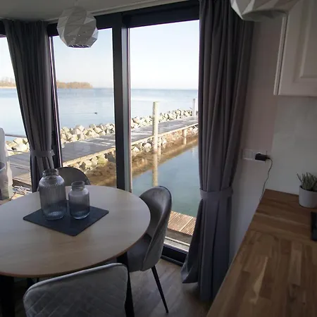 Bateau-hôtel Modernes Festliegendes Hausboot Mit Grosszuegiger Dachterrasse Und Ruderboot Röbel
