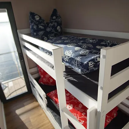 Úszó hotel Modernes Festliegendes Hausboot Mit Grosszuegiger Dachterrasse Und Ruderboot