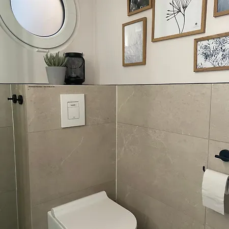 Modernes Festliegendes Hausboot Mit Grosszuegiger Dachterrasse Und Ruderboot