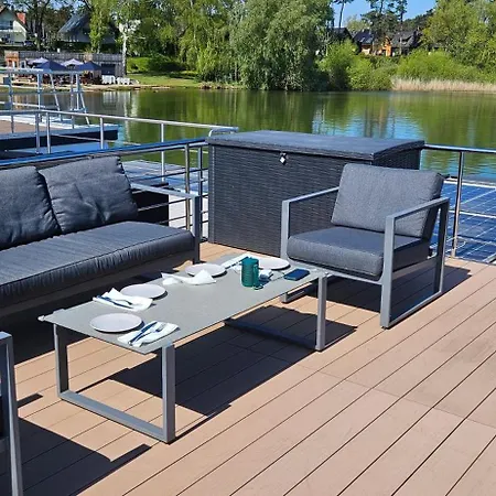 Úszó hotel Modernes Festliegendes Hausboot Mit Grosszuegiger Dachterrasse Und Ruderboot