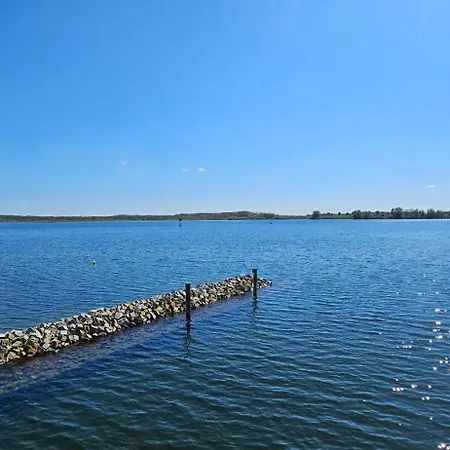 Úszó hotel Modernes Festliegendes Hausboot Mit Grosszuegiger Dachterrasse Und Ruderboot *