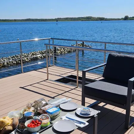 Úszó hotel Modernes Festliegendes Hausboot Mit Grosszuegiger Dachterrasse Und Ruderboot Röbel