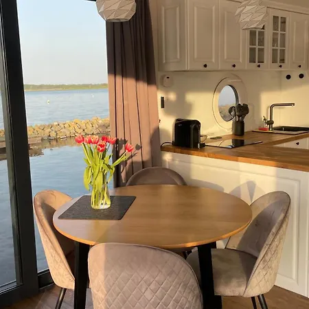 Modernes Festliegendes Hausboot Mit Grosszuegiger Dachterrasse Und Ruderboot Botel