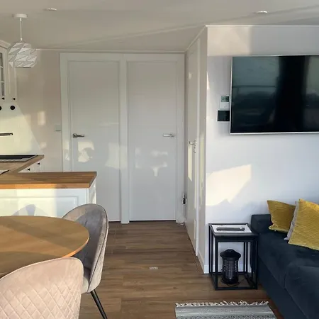 Modernes Festliegendes Hausboot Mit Grosszuegiger Dachterrasse Und Ruderboot *