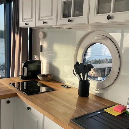 Modernes Festliegendes Hausboot Mit Grosszuegiger Dachterrasse Und Ruderboot Röbel