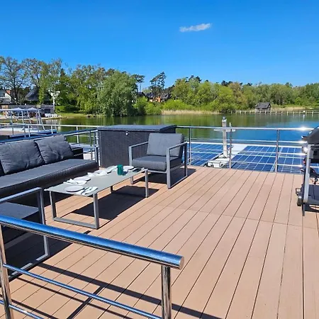 Modernes Festliegendes Hausboot Mit Grosszuegiger Dachterrasse Und Ruderboot