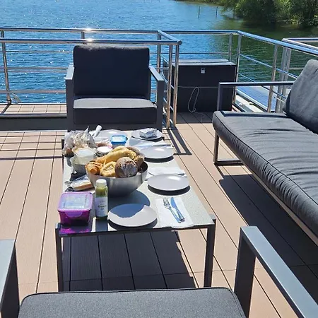 Úszó hotel Modernes Festliegendes Hausboot Mit Grosszuegiger Dachterrasse Und Ruderboot *