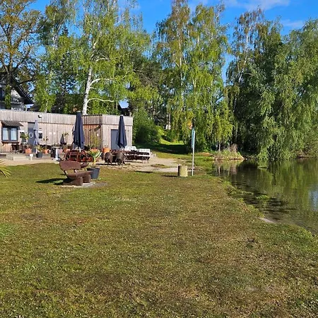 Modernes Festliegendes Hausboot Mit Grosszuegiger Dachterrasse Und Ruderboot