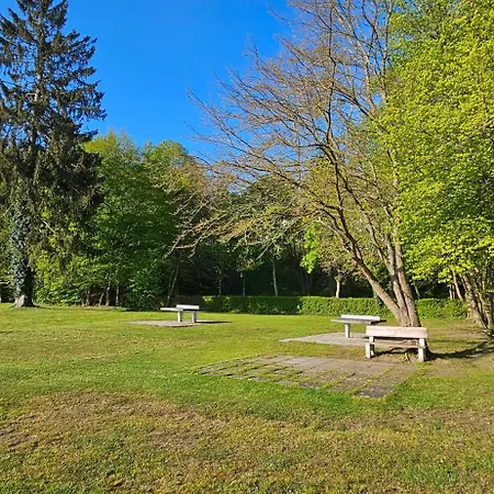 Úszó hotel Modernes Festliegendes Hausboot Mit Grosszuegiger Dachterrasse Und Ruderboot