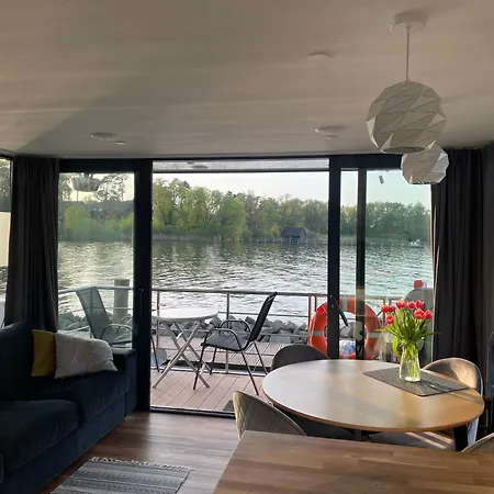 Modernes Festliegendes Hausboot Mit Grosszuegiger Dachterrasse Und Ruderboot Röbel