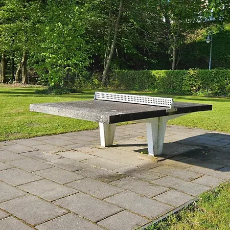 Modernes Festliegendes Hausboot Mit Grosszuegiger Dachterrasse Und Ruderboot Úszó hotel