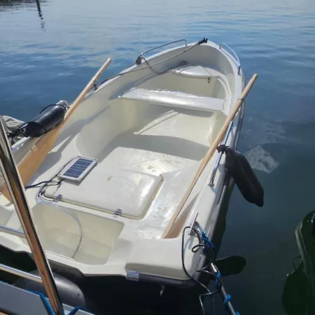Modernes Festliegendes Hausboot Mit Grosszuegiger Dachterrasse Und Ruderboot * Röbel