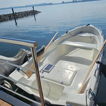 Modernes Festliegendes Hausboot Mit Grosszuegiger Dachterrasse Und Ruderboot Bateau-hôtel Röbel