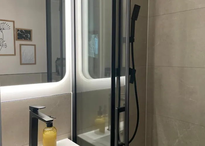 Modernes Festliegendes Hausboot Mit Grosszuegiger Dachterrasse Und Ruderboot Röbel