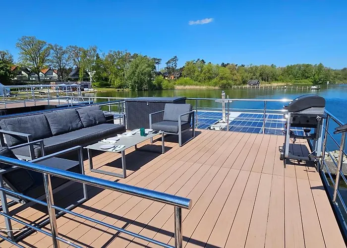 Modernes Festliegendes Hausboot Mit Grosszuegiger Dachterrasse Und Ruderboot