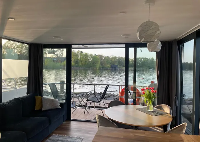 Modernes Festliegendes Hausboot Mit Grosszuegiger Dachterrasse Und Ruderboot Röbel